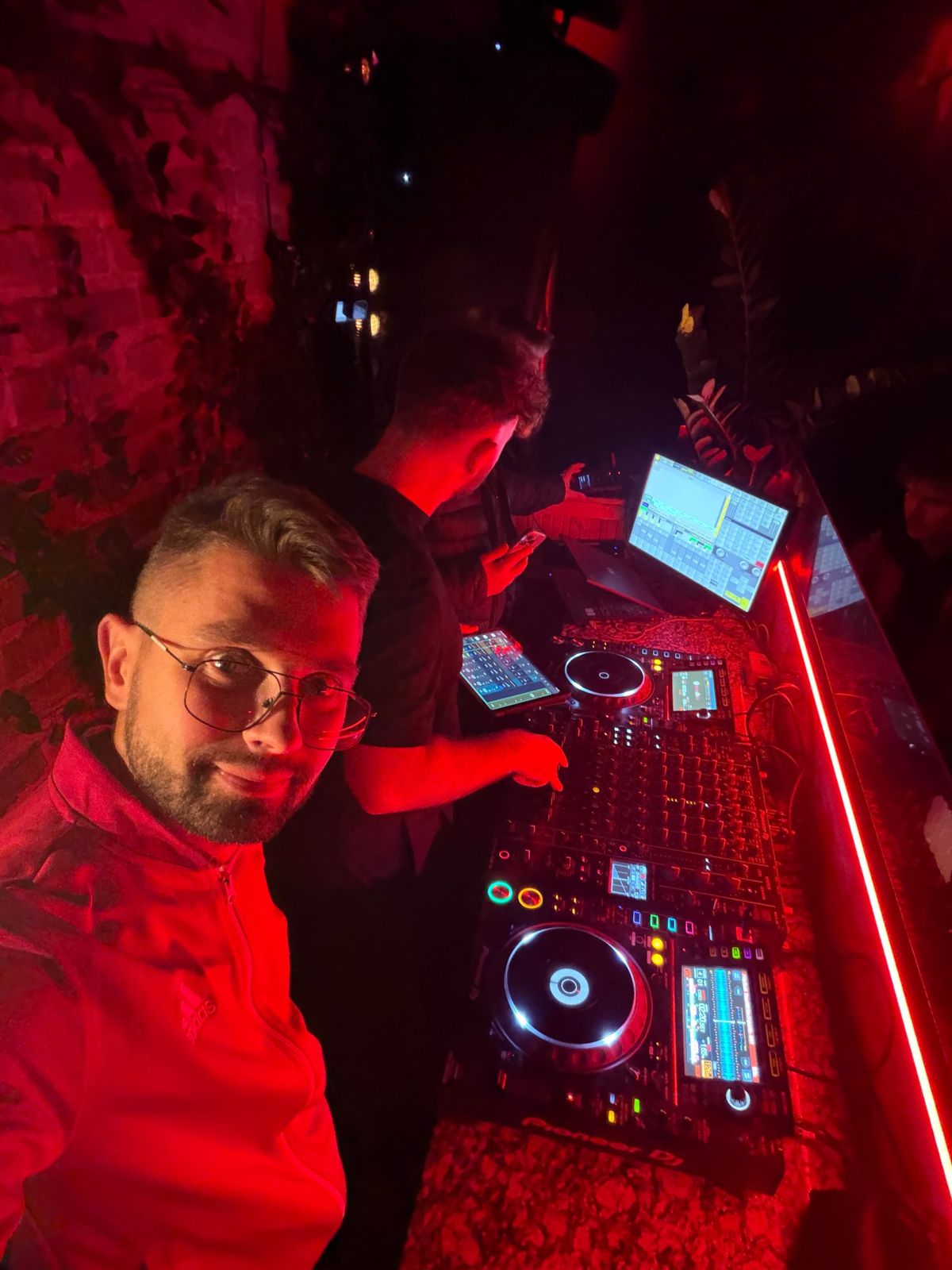 Piotr Sawiński — DJ Z RADIA przy konsolecie